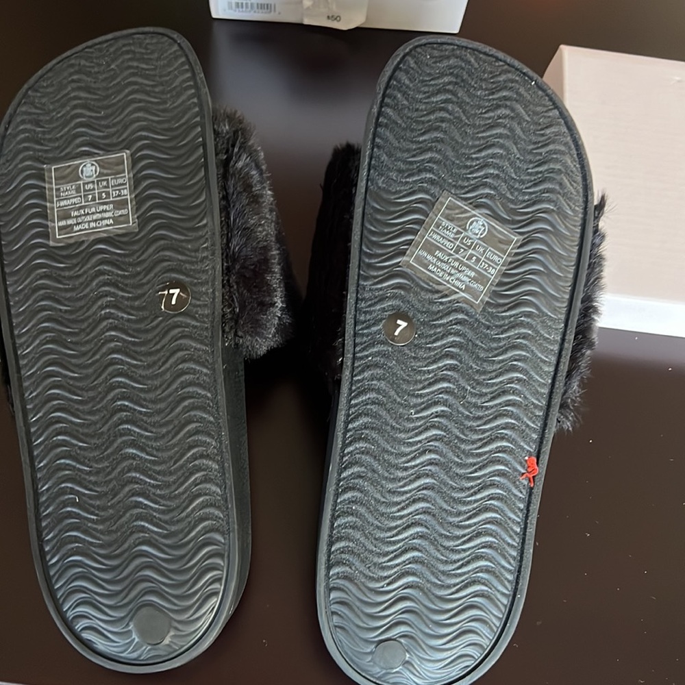 Juicy slippers size 7 - Picture 4 of 5